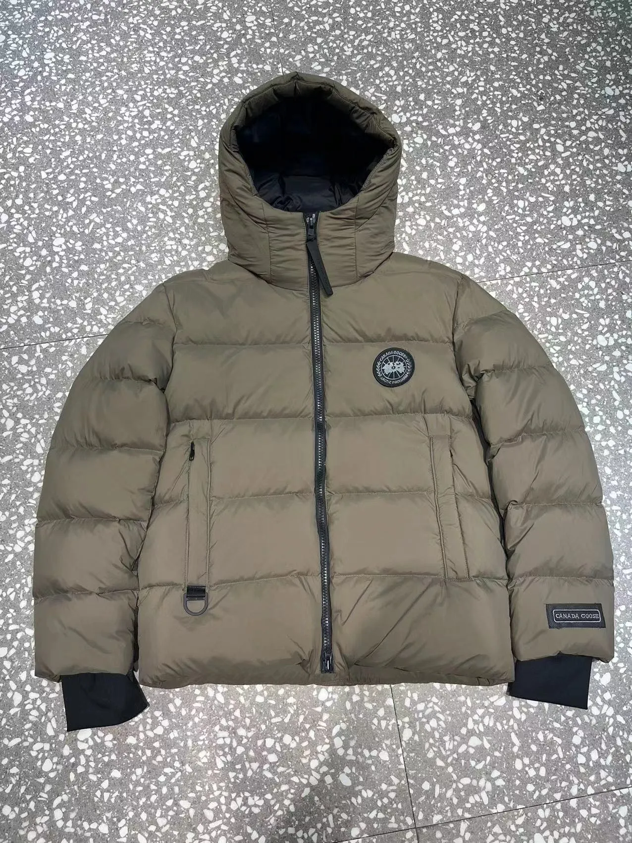 P940 2️⃣0️⃣2️⃣4️⃣The latest Canada goose black label down jacket. The goose black label down jacket is a must-have in the outerwear industry! The latest designer styles! The goose down jacket has always been a popular element of fashion and is loved by experts from all walks of life! Fashionable hooded cut, high-end customer-supplied fine goose down, high resilience, smooth zipper, strong and firm. Pockets on both sides can store small items, free your hands, and you can go out without worries. It can also meet the need of putting your hands in your pockets👏👏Produced by Big Goose, it can be used as a group uniform by many celebrities. This down jacket uses a double-layer anti-down lining design, which has strong windproof performance and will be very warm in winter! New standard 90% goose down filling, high fluffiness, windproof hooded design. When walking outdoors, pull the collar to the highest position, put your hands in the pockets and it will be very warm. It can be easily controlled by all body types! The interior is equipped with an elastic snow skirt design for better wrapping. The simple and neat style design highlights the masculine temperament. The impeccable style is classic and never goes out of style. It is warm and practical, and it is versatile! You can enter with your eyes closed!  Size: XS-XXL Color: black gray